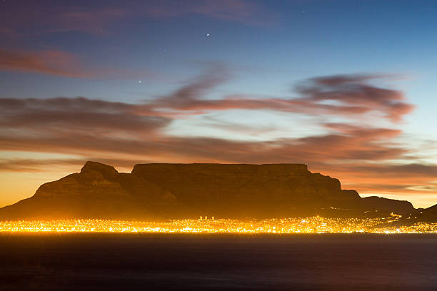table mountain iluminadas por las luces de la ciudad - south africa fotografías e imágenes de stock