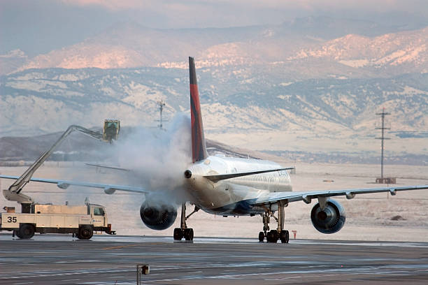 deicing 飛行機冬のコロラド州デンバー - denver colorado colorado winter snow ストックフォトと画�像