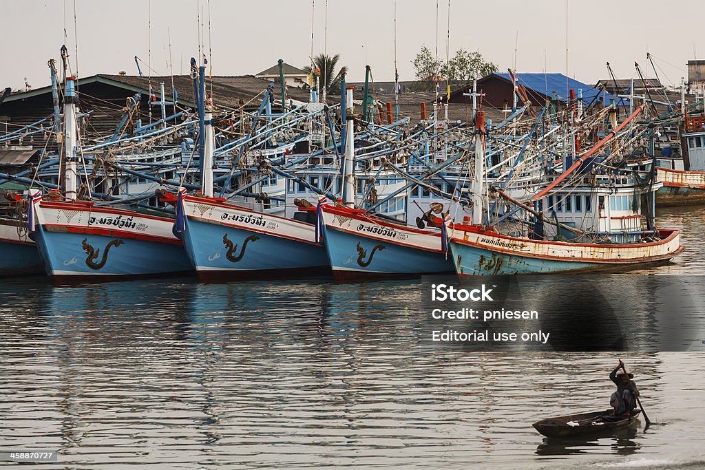 Thaïlande flotte de pêche au port de Chumphon amarré en toute sécurité - Photo de Adulte libre de droits
