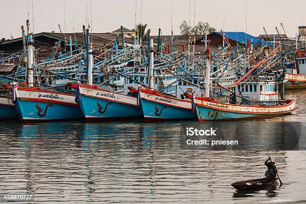 Photo libre de droit de Thaïlande Flotte De Pêche Au Port De Chumphon Amarré En Toute Sécurité banque d'images et plus d'images libres de droit de Adulte