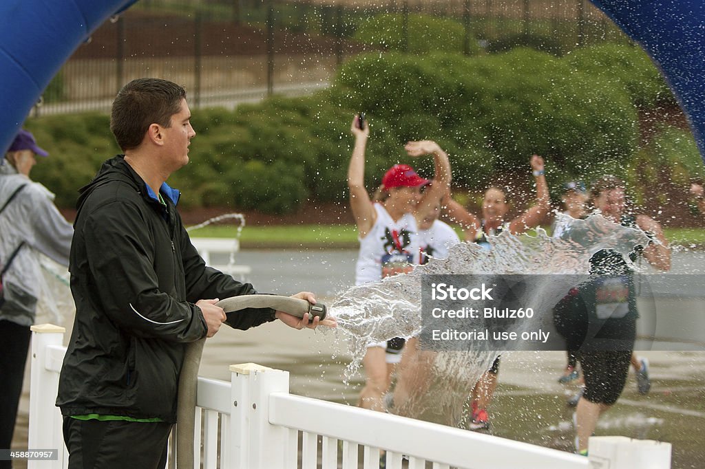 Alcune atlete ottenere imbevuto di idrante alla linea d'arrivo - Foto stock royalty-free di Acqua