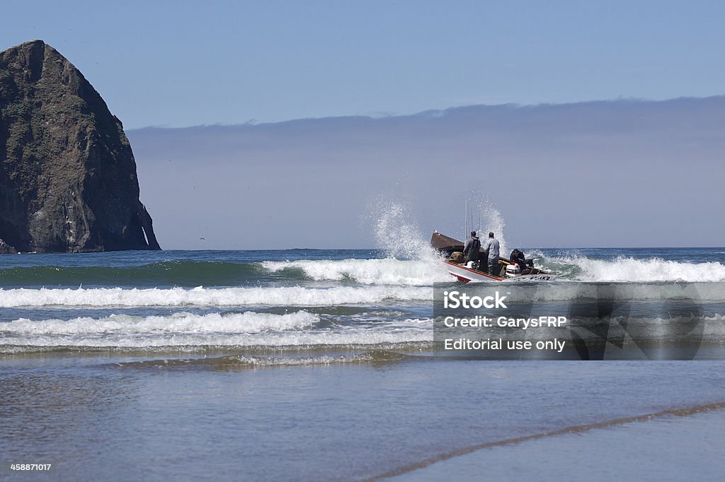 Dory лодке запуск в волны Мыс Kiwanda Тихоокеанский Город Орегон - Стоковые фото Cape Kiwanda State Park роялти-фри