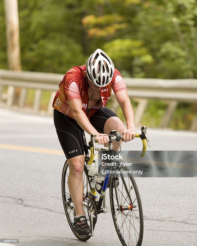 Fatigué cycliste lutte un versant de la montagne, - Photo de Parrainage libre de droits