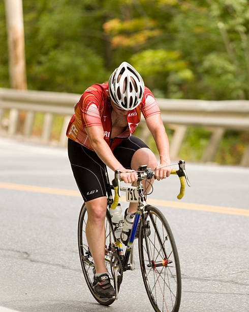 피곤했다 되는 cyclist 바라요 산악 기울기, - waitsfield 뉴스 사진 이미지