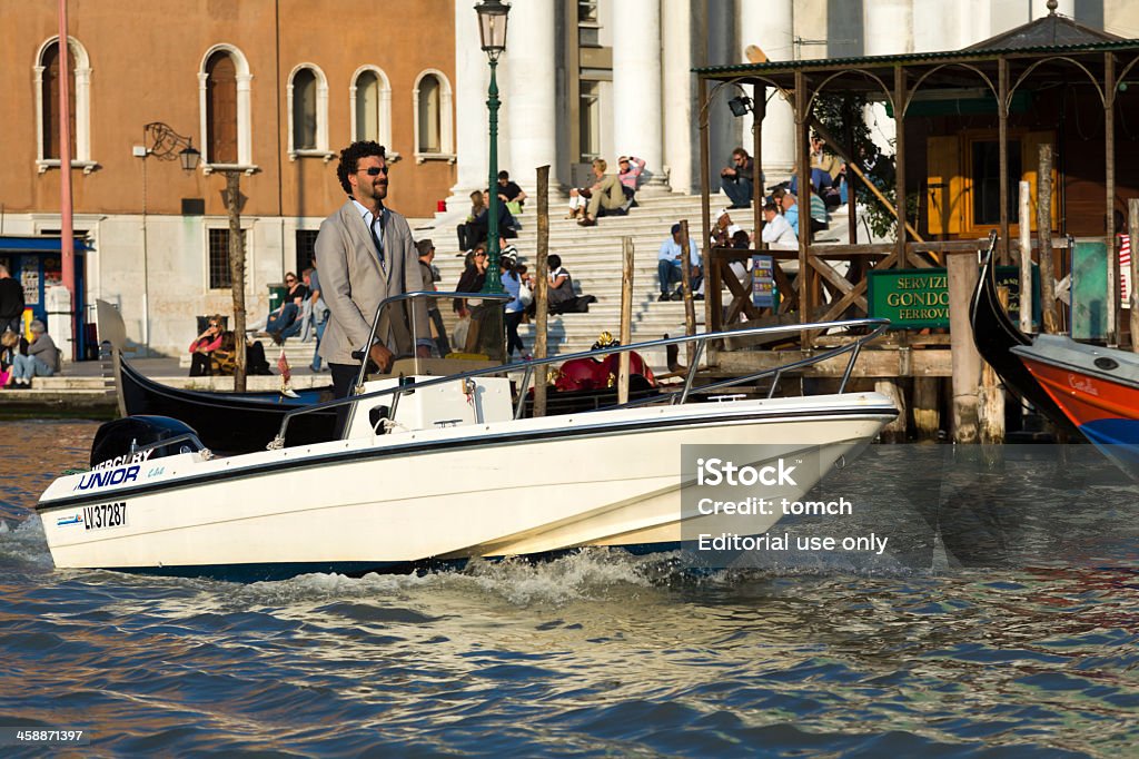 Italiano uomo di guidare una barca a motore - Foto stock royalty-free di Acqua