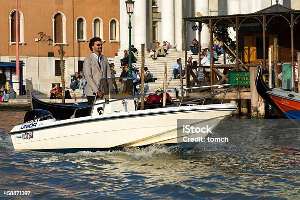 イタリアンマン運転モーター付きのボート - イタリアのストックフォトや画像を多数ご用意 - イタリア, カナル・グランデ, モーターボート