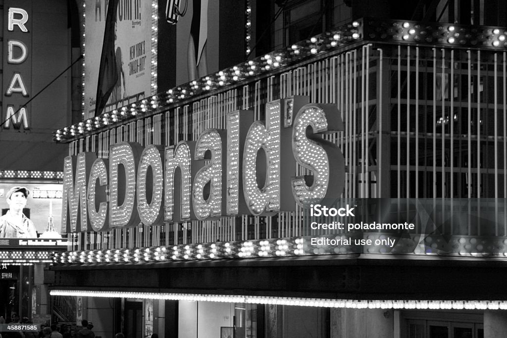 Piatti su Times Square, New York - Foto stock royalty-free di Ambientazione esterna