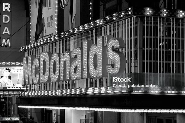 Piatti Su Times Square New York - Fotografie stock e altre immagini di Ambientazione esterna - Ambientazione esterna, Attrezzatura per illuminazione, Bianco e nero