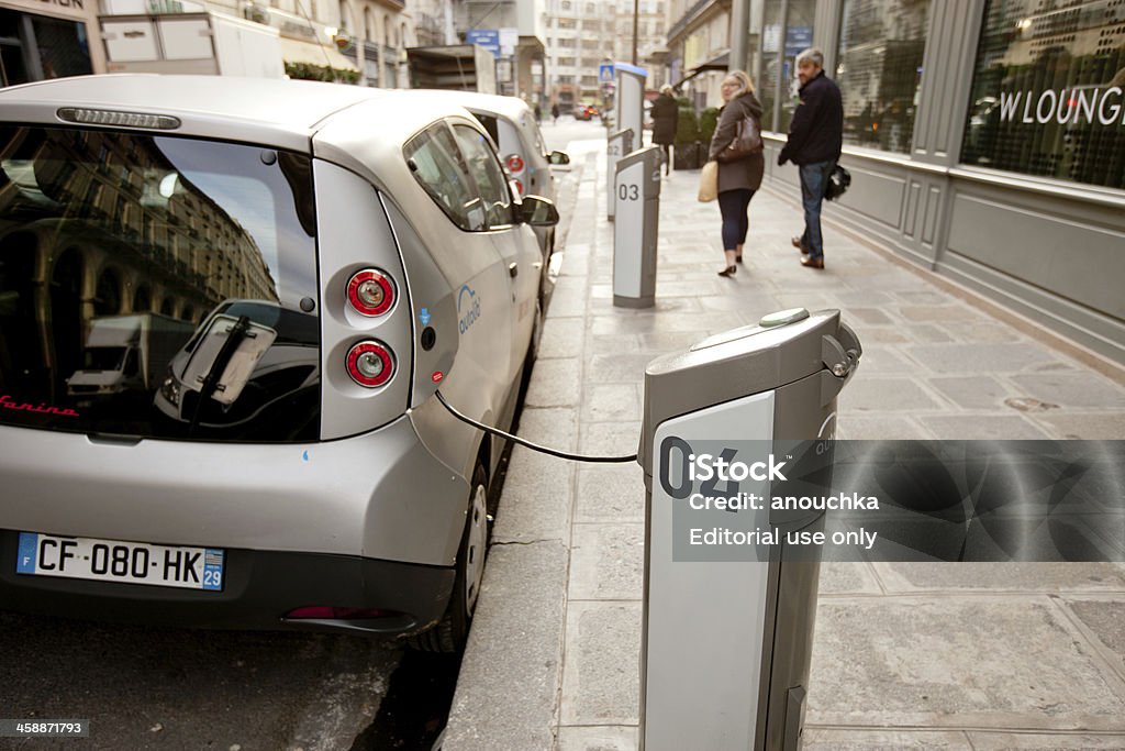 Samochód elektryczny ładowanie w Paris Street - Zbiór zdjęć royalty-free (Samochód elektryczny)