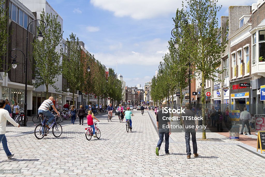 Concurrida calle comercial en Dordrecht - Foto de stock de Andar en bicicleta libre de derechos