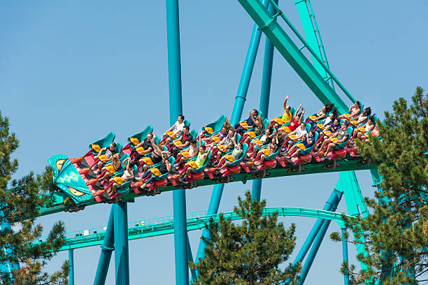 pessoas usando o leviathan in canada's wonderland - rollercoaster carnival amusement park ride screaming - fotografias e filmes do acervo