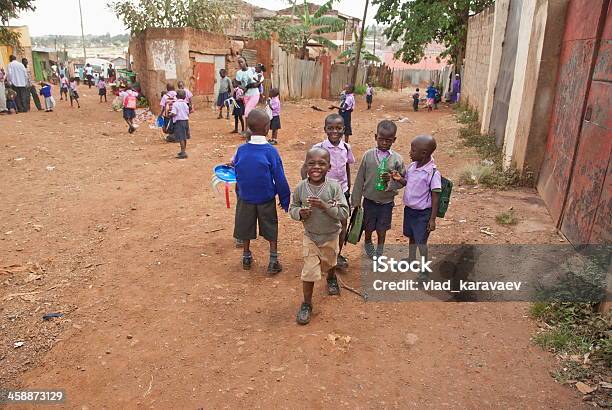 Escola Jovens Rapazes Em Uma Rua De Kibera Nairobi Quénia - Fotografias de stock e mais imagens de Educação