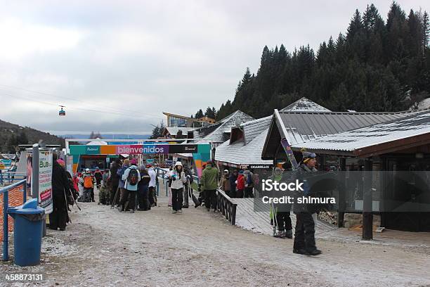 Turystów W Ośrodek Narciarski Na Cerro Catedral - zdjęcia stockowe i więcej obrazów Argentyna - Argentyna, Bariloche, Chłodny