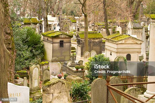 Necropoli Pere Lachaise - Fotografie stock e altre immagini di Cimitero - Cimitero, Montmartre, Albero