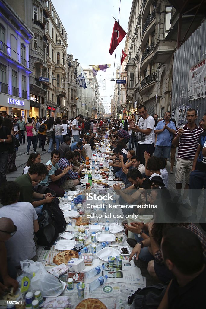 Étage, grande Table de Ramadan - Photo de Anti-gouvernement libre de droits