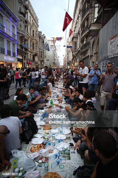 Chão Tabela Na Sagrada Ramadão - Fotografias de stock e mais imagens de Antigoverno - Antigoverno, Ao Ar Livre, Comer