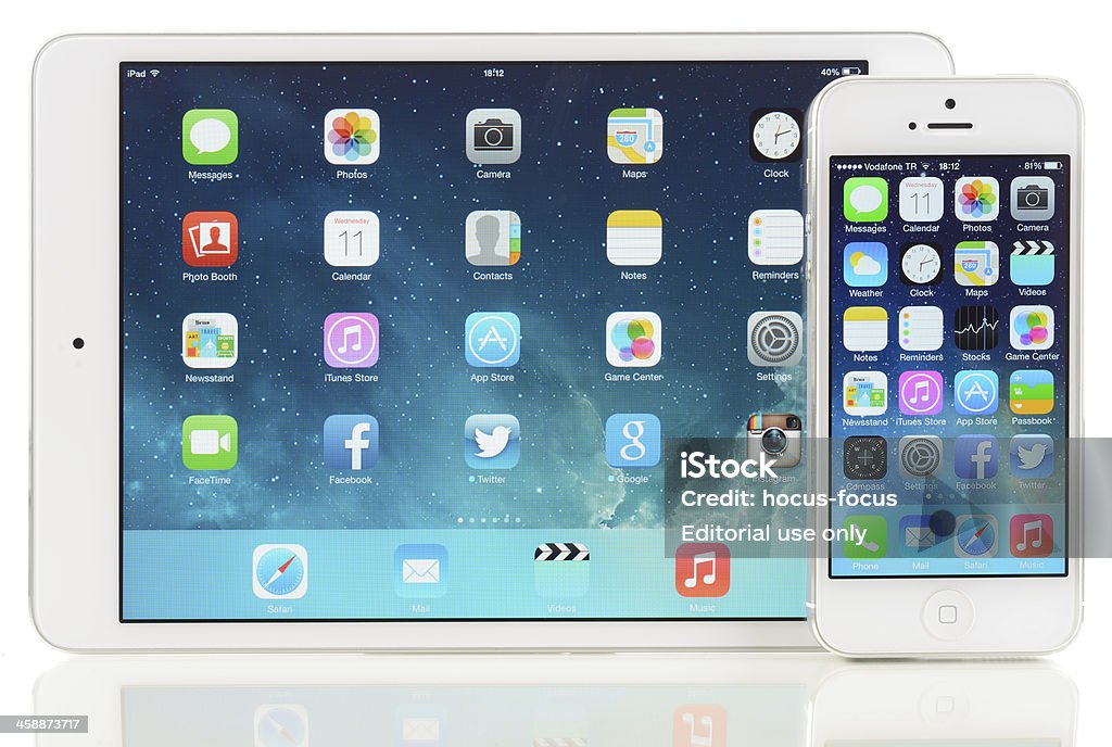 Nowy system operacyjny iOS 7 na iPad Mini i iPhone 5 - Zbiór zdjęć royalty-free (Aplikacja mobilna)