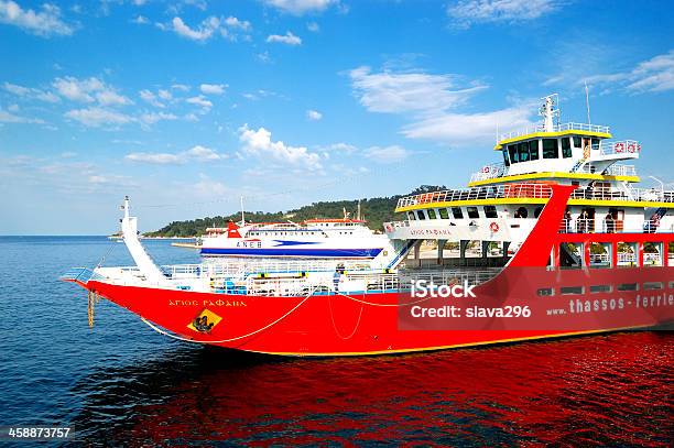 Ferry Ir Para A Ilha De Tassos - Fotografias de stock e mais imagens de Ao Ar Livre - Ao Ar Livre, Azul, Bandeira