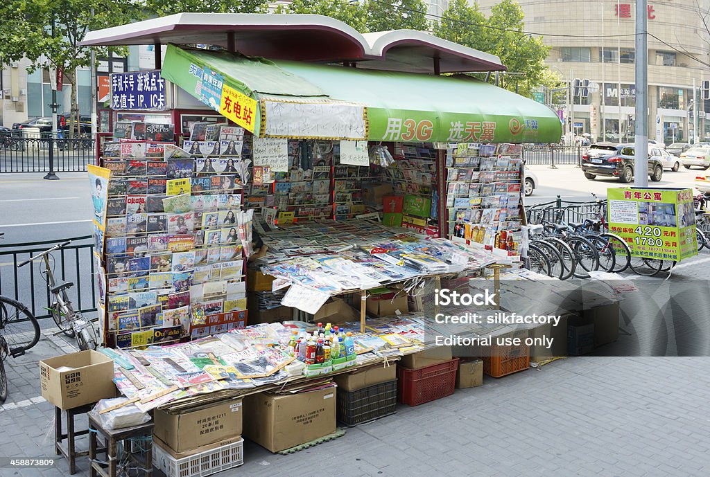 中国の雑誌と新聞、上海の屋台 - アスファルトのロイヤリティフリーストックフォト