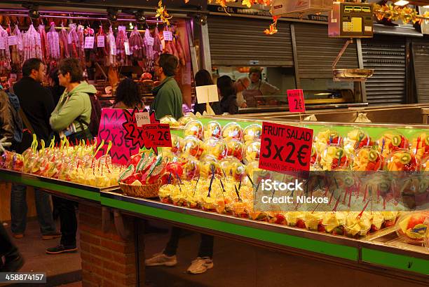 Cartaz De Frutas Na Banca De Mercado Barcelona A Espanha - Fotografias de stock e mais imagens de Alimentação Saudável