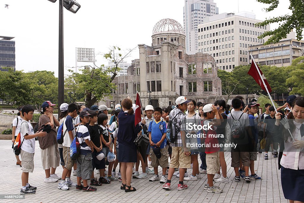 I bambini che visitano il sito A-bomb - Foto stock royalty-free di Prefettura di Hiroshima
