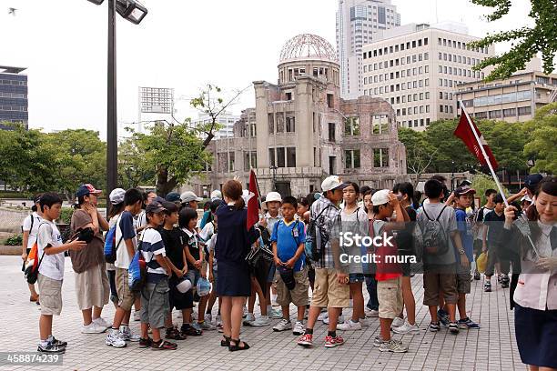 I Bambini Che Visitano Il Sito Abomb - Fotografie stock e altre immagini di Prefettura di Hiroshima - Prefettura di Hiroshima, Bambino, Bandiera