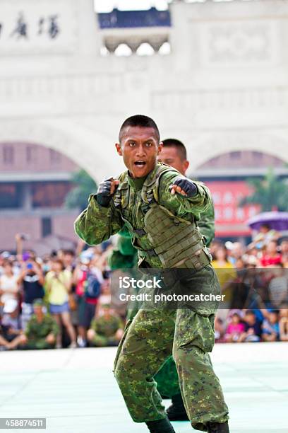 Taiwan Especial Força Militar Ver Em Chiang Kaishek Memori - Fotografias de stock e mais imagens de 30-39 Anos