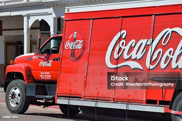 Coca Cola - Fotografias de stock e mais imagens de Ao Ar Livre - Ao Ar Livre, Bairro Antigo, Café - Edifício de Restauração