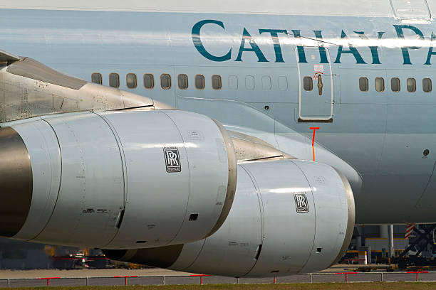 cathay 747-400 - window cockpit boeing 747 commercial airplane foto e immagini stock