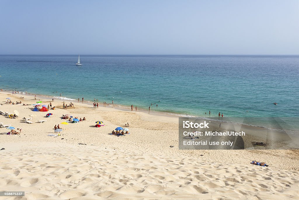 Turistas de Jandia Beach, Fuerteventura - Foto de stock de Azul royalty-free