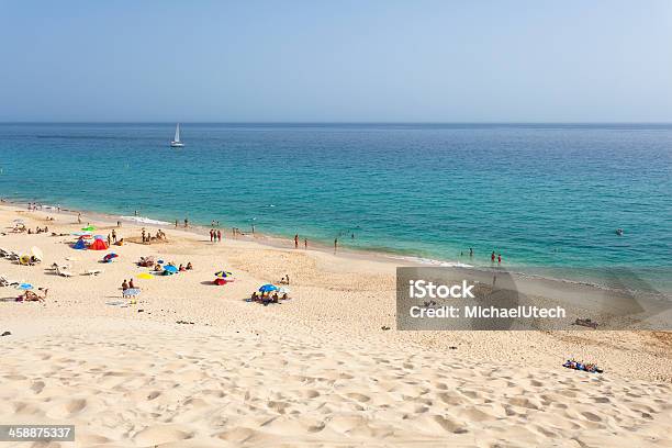 Foto de Turistas De Jandia Beach Fuerteventura e mais fotos de stock de Azul - Azul, Azul Turquesa, Colorido