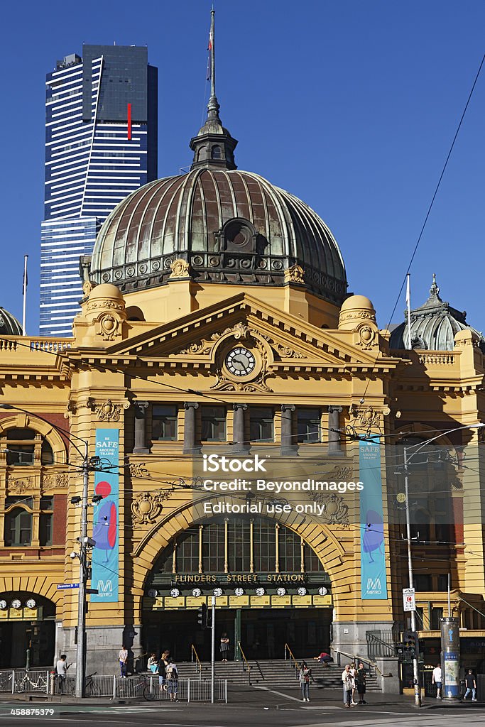 Melbourne di Flinders Street Station con Torre di Eureka - Foto stock royalty-free di Stazione di Via Flinders