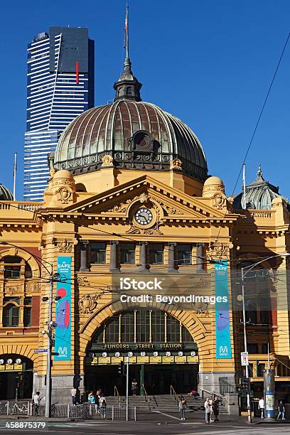 Melbourne Di Flinders Street Station Con Torre Di Eureka - Fotografie stock e altre immagini di Stazione di Via Flinders