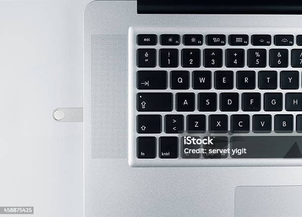 Apple Computerseitenansicht Stockfoto und mehr Bilder von Computertastatur - Computertastatur, Ausrüstung und Geräte, Berufliche Beschäftigung