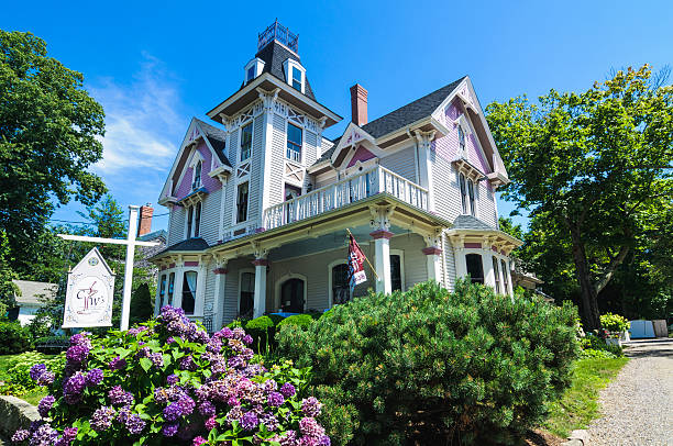 cape cod country inn - august cape cod massachusetts new england photos et images de collection