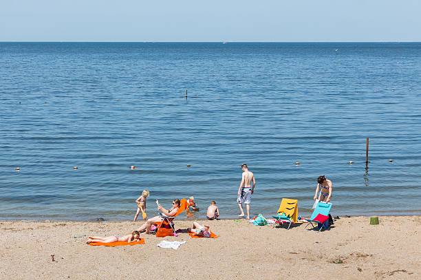 人々は日光浴、水泳、ビーチの urk - swimming trunks bikini swimwear red ストックフォトと画像