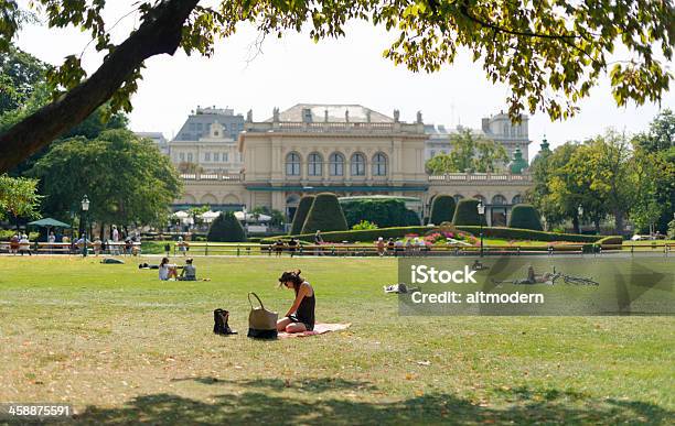 Il Parco Della Città Di Vienna - Fotografie stock e altre immagini di Parco cittadino - Parco cittadino, Adulto, Aiuola