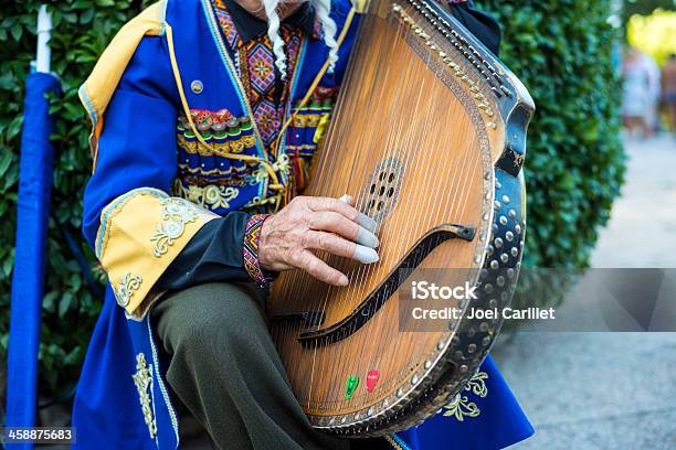 Photo libre de droit de Jouant Le Bandura Dans Ialta Ukraine banque d'images et plus d'images libres de droit de Instrument de musique - Instrument de musique, Adulte, Crimée