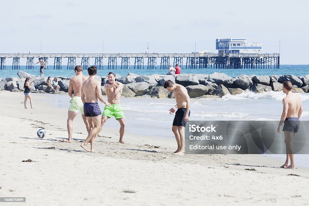 Erwachsene männliche spielen Fußball am Strand - Lizenzfrei 2012 Stock-Foto