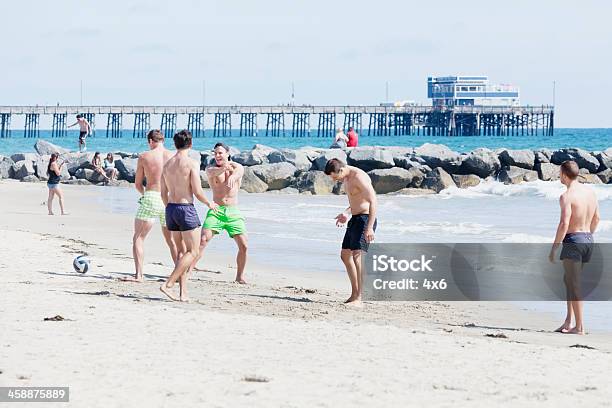 Erwachsene Männliche Spielen Fußball Am Strand Stockfoto und mehr Bilder von 2012 - 2012, Anlegestelle, Bootssteg