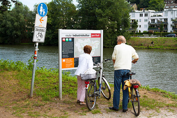 サイクリングルートの産業の文化 - bicycle map couple river ストックフォトと画像