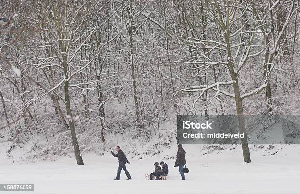 Pesadaweather A Nevar - Fotografias de stock e mais imagens de A nevar - A nevar, Adulto, Andar