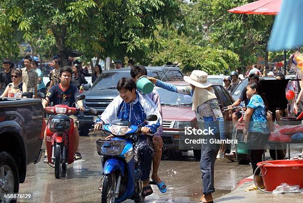 Songkran Giorni - Fotografie stock e altre immagini di Acqua - Acqua, Acqua potabile, Adulto