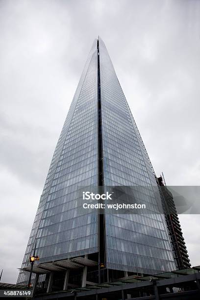 Foto de Grey Céu E Construção O Shard Em Londres e mais fotos de stock de Afiado - Afiado, Alto - Descrição Geral, Apartamento de Cobertura