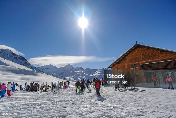 Preparação Para Esqui - Fotografias de stock e mais imagens de Alpes Europeus - Alpes Europeus, Ao Ar Livre, Atividade Recreativa