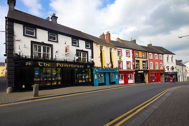 kilkenny, na irlanda, - kilkenny city - fotografias e filmes do acervo