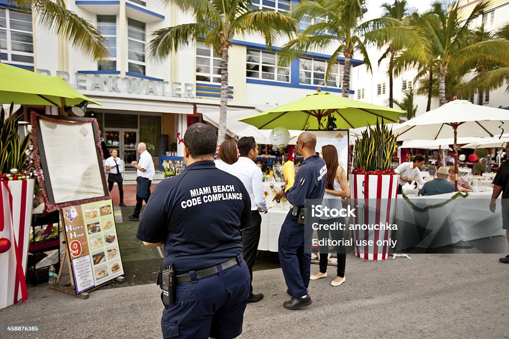 Praia de Miami conformidade com o código de trabalho do pessoal na Ocean Drive - Royalty-free Adulto Foto de stock
