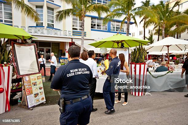 Майамибич Кодекса Соответствия Сотрудников Работающих На Ocean Drive — стоковые фотографии и другие картинки Безопасность