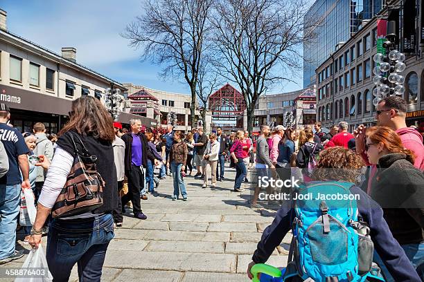 Photo libre de droit de Aime Les Touristes Et Les Locaux De Lèchevitrines Au Quincy Market À Boston banque d'images et plus d'images libres de droit de Admirer le paysage