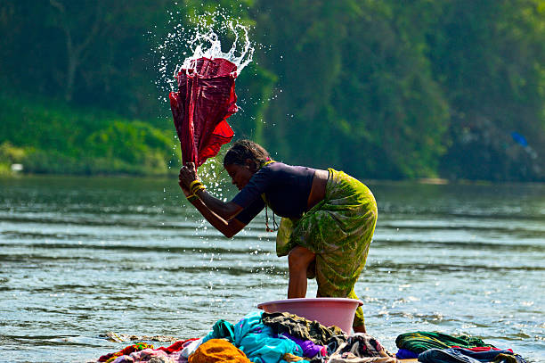 indian washerwoman - mysore stock-fotos und bilder